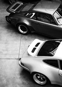 Svartvitt foto av två klassiska Porsche 911 ovanifrån-7