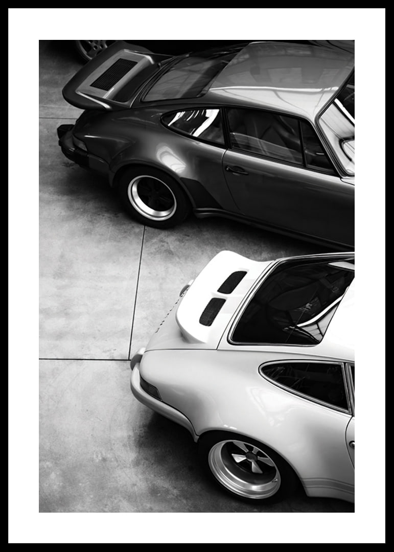 Svartvitt foto av två klassiska Porsche 911 ovanifrån-12