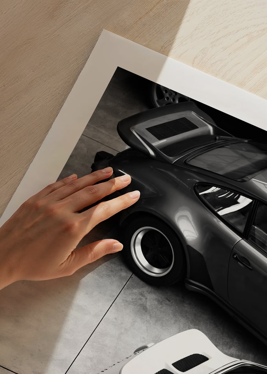 Svartvitt foto av två klassiska Porsche 911 ovanifrån-12