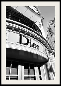 Zwart-wit close-up van de gevel van een Dior-winkel met grafische lijnen-2
