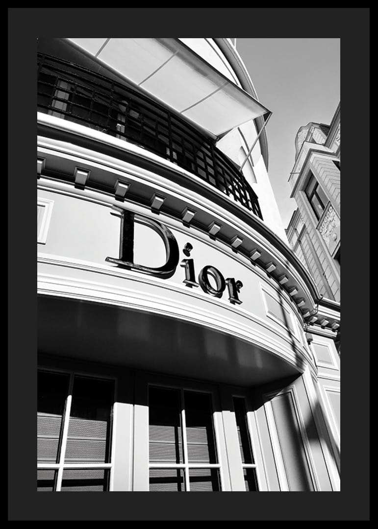 Zwart-wit close-up van de gevel van een Dior-winkel met grafische lijnen-12