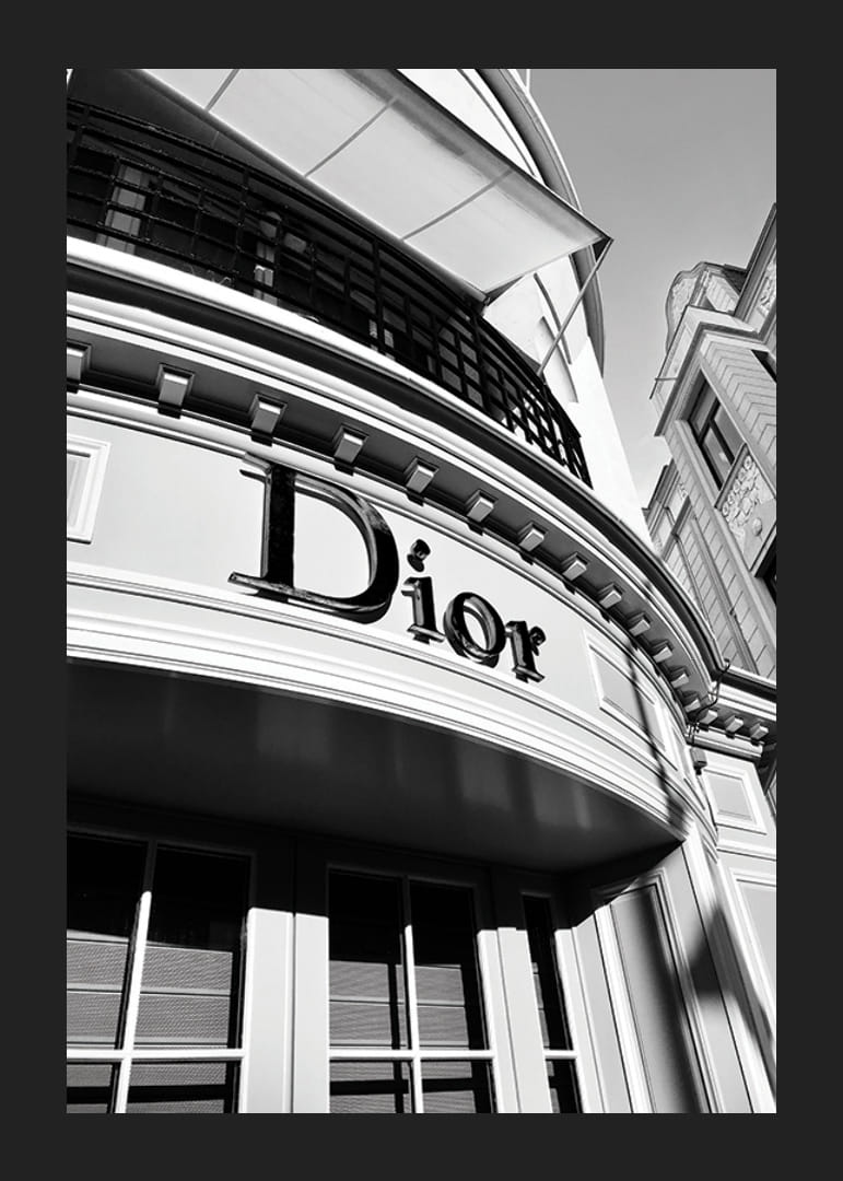 Zwart-wit close-up van de gevel van een Dior-winkel met grafische lijnen-12