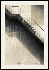 Foto van een betonnen trap met leuning tegen een versleten muur-2