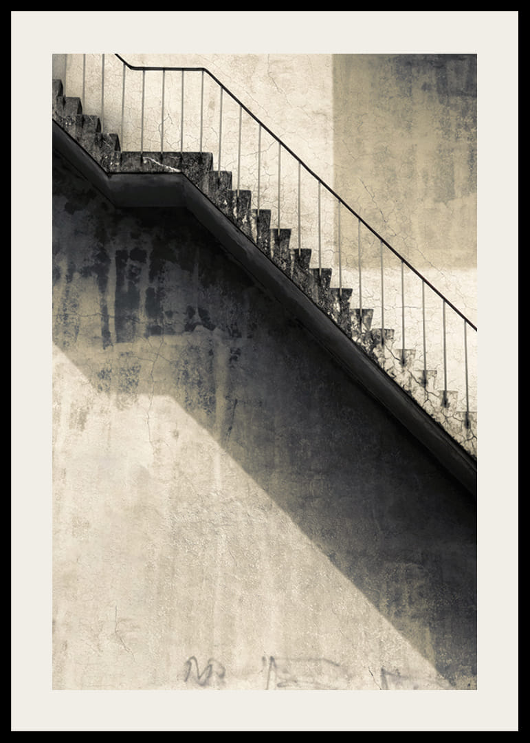 Foto van een betonnen trap met leuning tegen een versleten muur-12