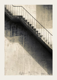 Foto van een betonnen trap met leuning tegen een versleten muur-3