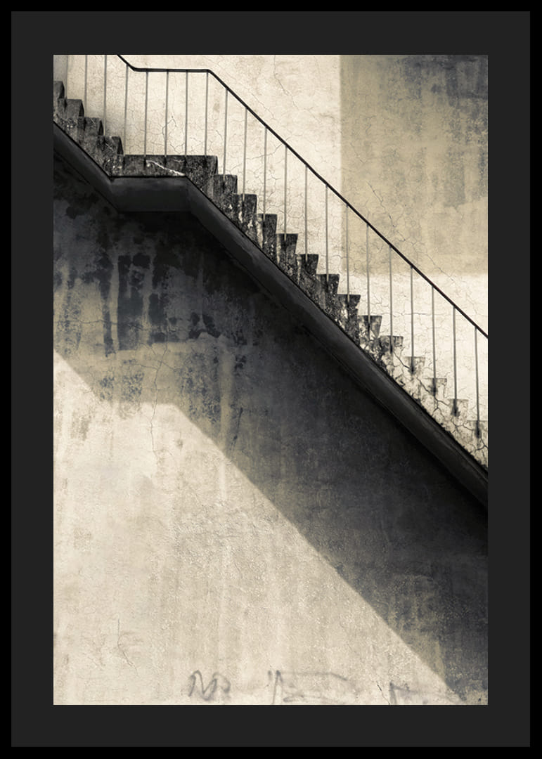 Foto van een betonnen trap met leuning tegen een versleten muur-12