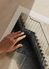 Fotografia de escada de concreto com corrimão contra parede desgastada-9