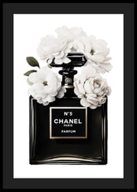 Bottiglia di profumo nera illustrata con fiori bianchi sulla parte superiore-4