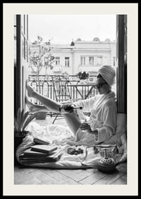 Svartvitt foto av kvinna i morgonrock på balkong-2