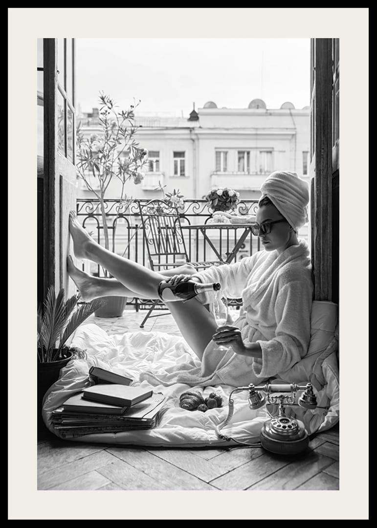 Svartvitt foto av kvinna i morgonrock på balkong-12