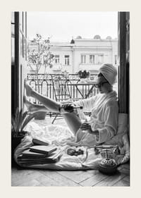 Svartvitt foto av kvinna i morgonrock på balkong-3