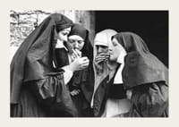 Schwarzweißfoto von vier gemeinsam rauchenden Nonnen-3