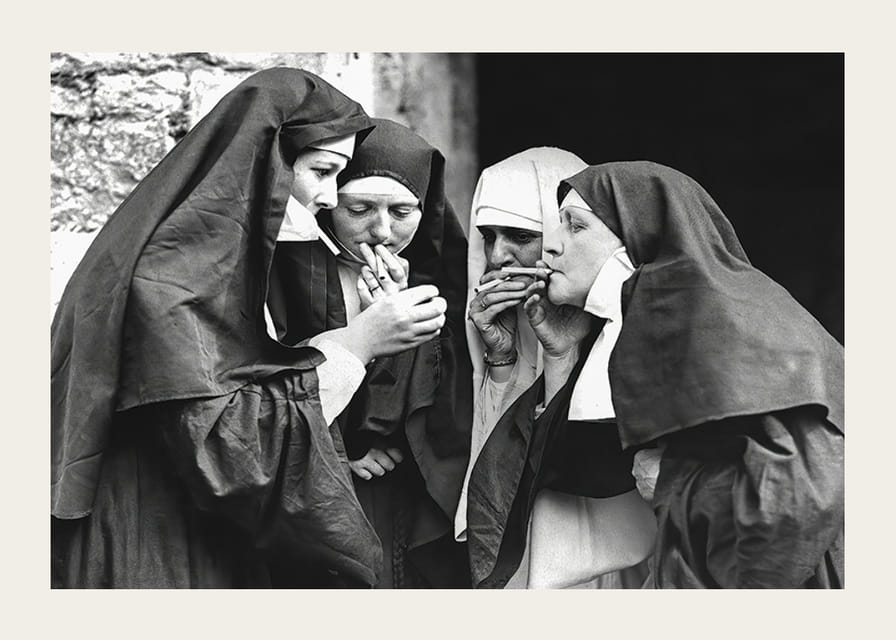 Schwarzweißfoto von vier gemeinsam rauchenden Nonnen-12