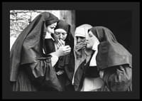 Schwarzweißfoto von vier gemeinsam rauchenden Nonnen-4