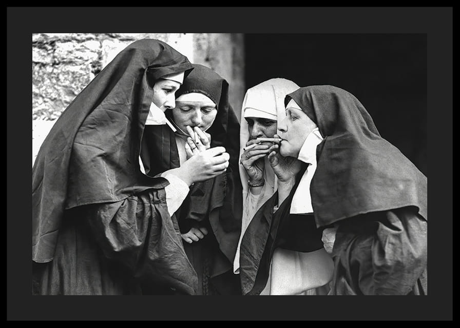 Schwarzweißfoto von vier gemeinsam rauchenden Nonnen-12