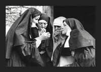 Schwarzweißfoto von vier gemeinsam rauchenden Nonnen-5