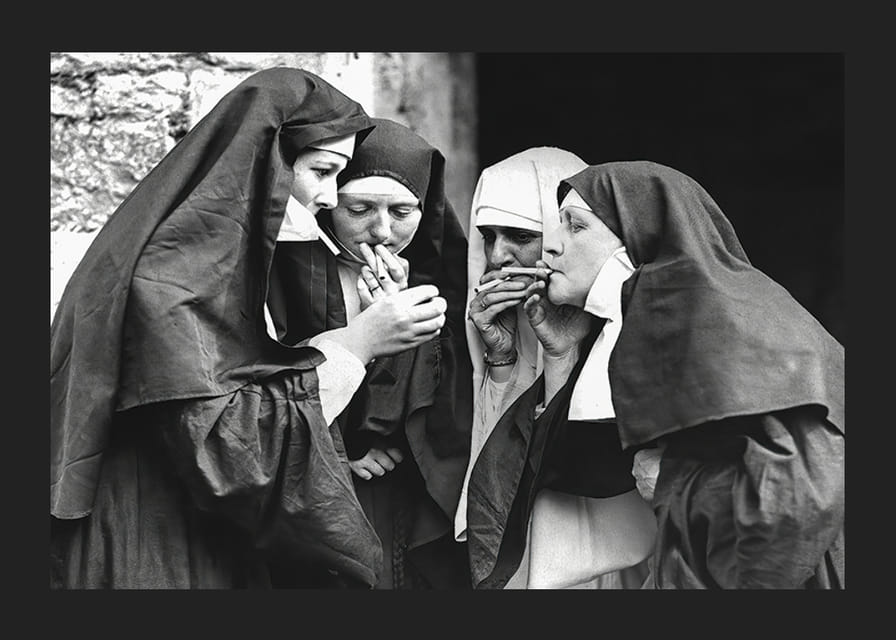 Schwarzweißfoto von vier gemeinsam rauchenden Nonnen-12