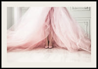 Photographie d'une femme en robe rose volumineuse sur un sol clair-2