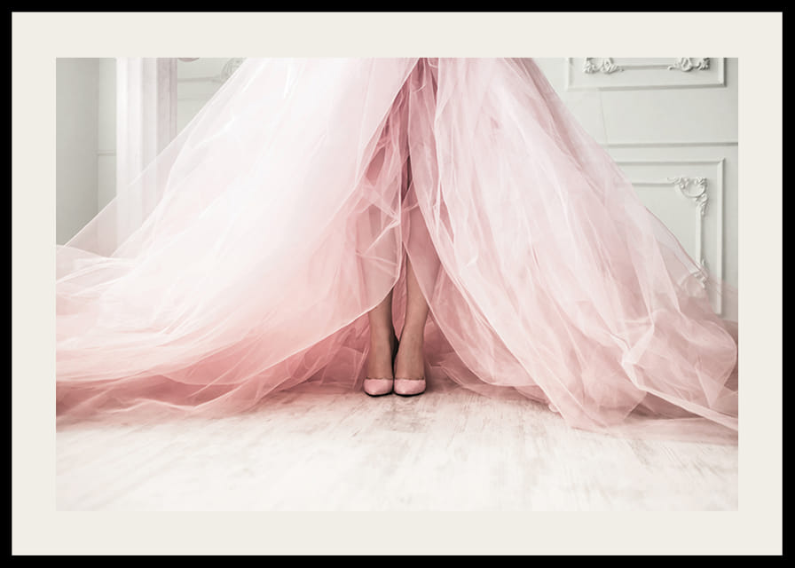 Photographie d'une femme en robe rose volumineuse sur un sol clair-12