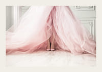 Photographie d'une femme en robe rose volumineuse sur un sol clair-3