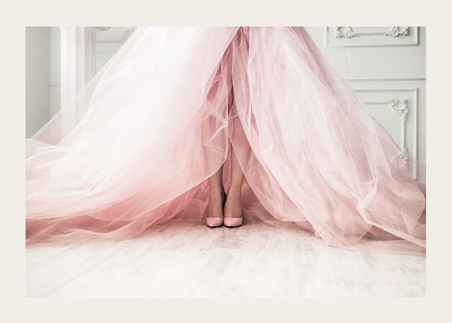 Photographie d'une femme en robe rose volumineuse sur un sol clair-12