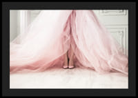 Photographie d'une femme en robe rose volumineuse sur un sol clair-4