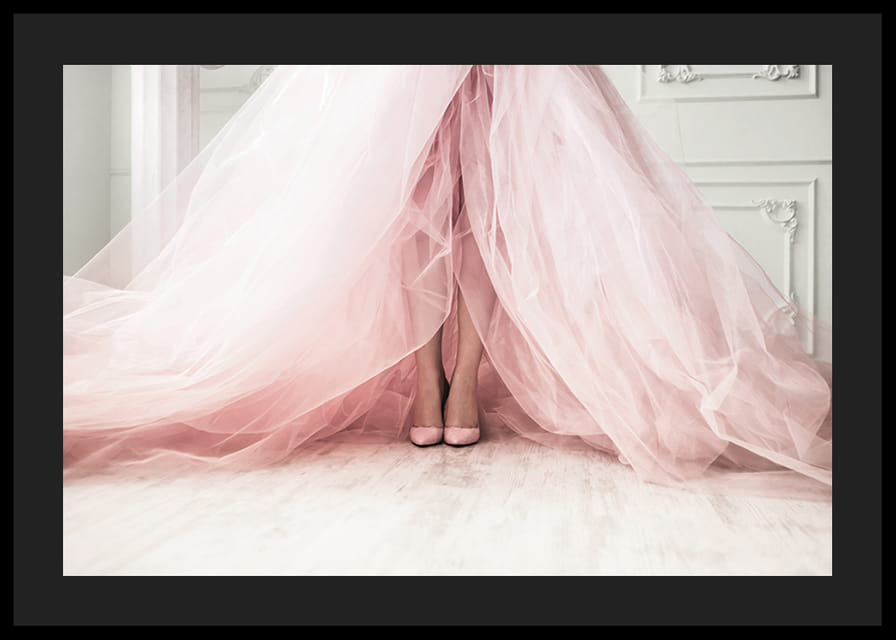 Photographie d'une femme en robe rose volumineuse sur un sol clair-12