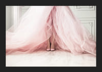 Photographie d'une femme en robe rose volumineuse sur un sol clair-5