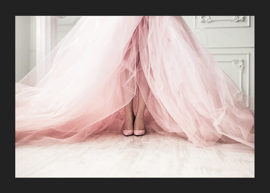 Photographie d'une femme en robe rose volumineuse sur un sol clair-12