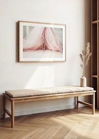 Fotografi av kvinna i voluminös rosa klänning på ljust golv-8