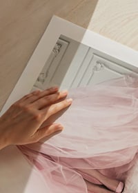 Fotografi av kvinna i voluminös rosa klänning på ljust golv-9