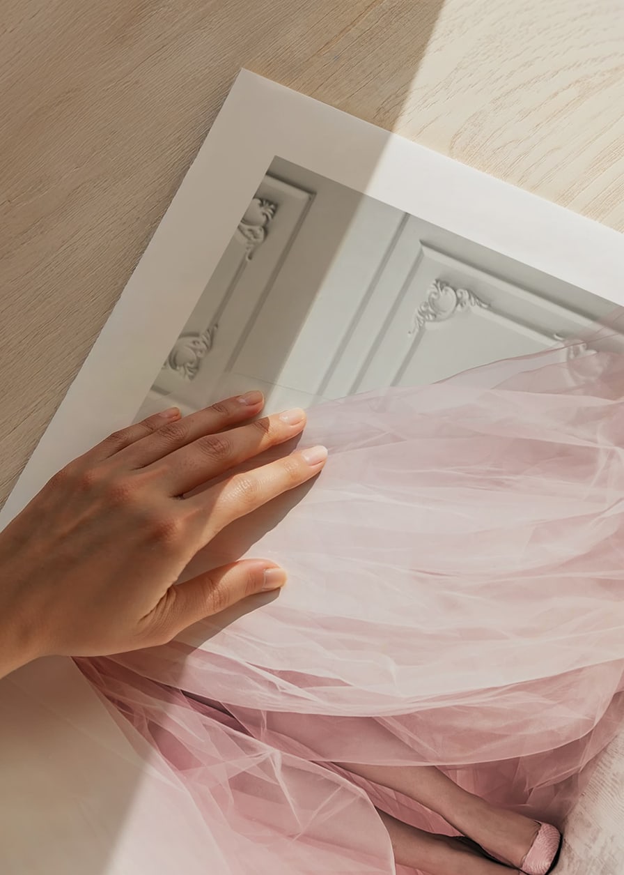 Fotografi av kvinna i voluminös rosa klänning på ljust golv-12