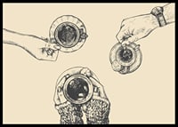 Linjeillustration av tre händer med kaffekoppar på beige bakgrund-6