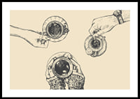 Linjeillustration av tre händer med kaffekoppar på beige bakgrund-0