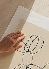 Enkel linjeteckning av ballonghund mot beige bakgrund-3