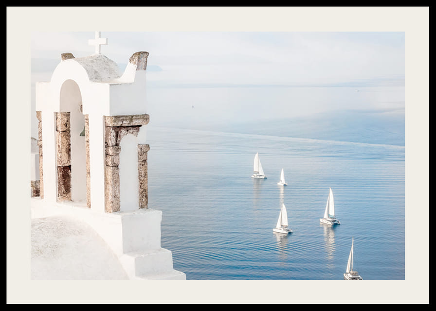Biela kostolná budova a plachetnice na modrom mori, Santorini-12