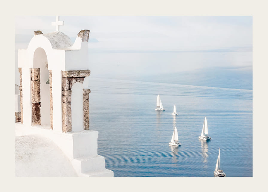 Biela kostolná budova a plachetnice na modrom mori, Santorini-12