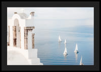 Biela kostolná budova a plachetnice na modrom mori, Santorini-4