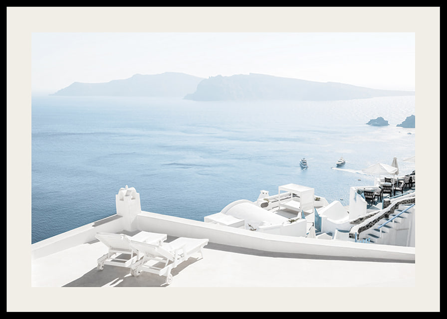 Fotografi av vitkalkade terrasser mot blått hav, Santorini-12