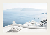 Fotografi av vitkalkade terrasser mot blått hav, Santorini-3