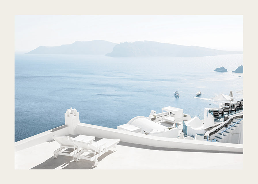 Fotografi av vitkalkade terrasser mot blått hav, Santorini-12