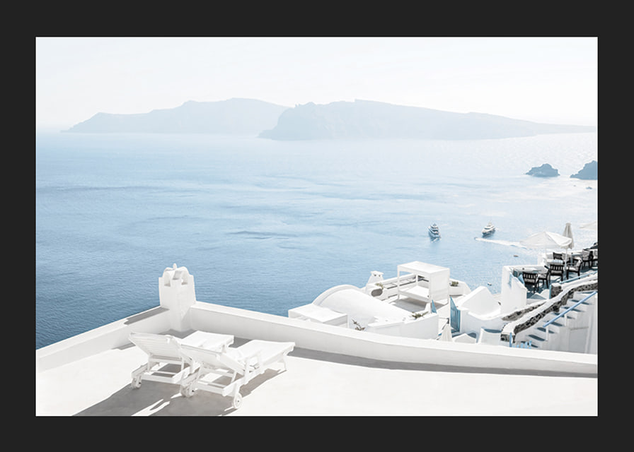 Fotografi av vitkalkade terrasser mot blått hav, Santorini-12