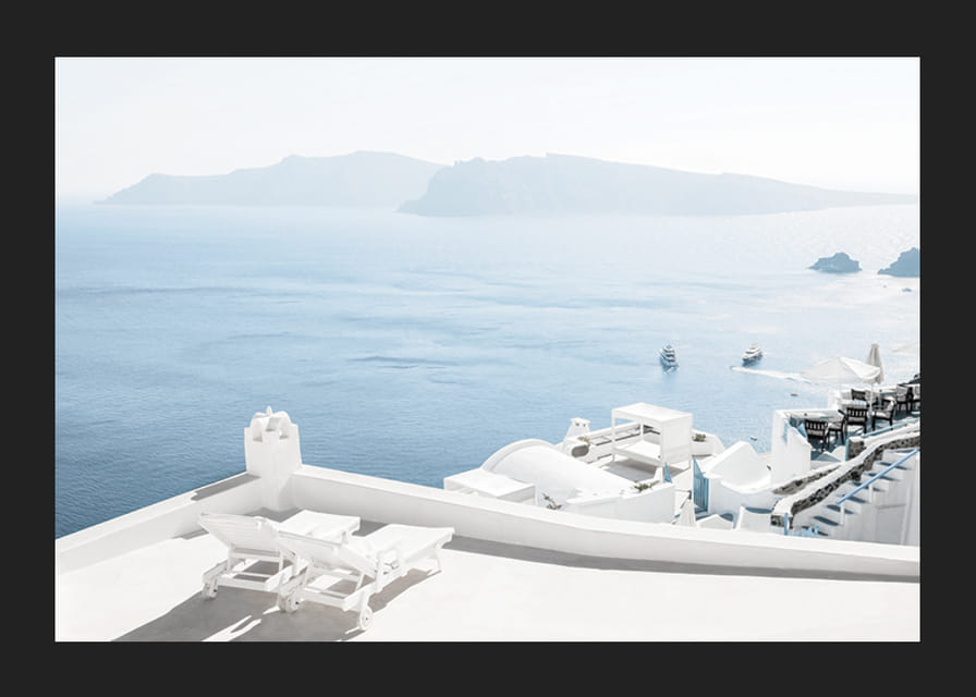 Fotografia obielených terás na pozadí modrého mora, Santorini-12