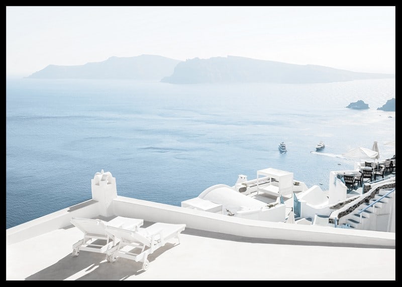Fotografi av vitkalkade terrasser mot blått hav, Santorini-12