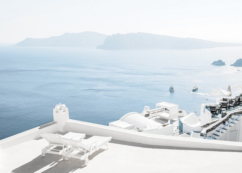 Fotografi av vitkalkade terrasser mot blått hav, Santorini-12