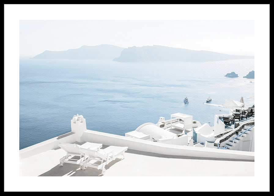Fotografi av vitkalkade terrasser mot blått hav, Santorini-12