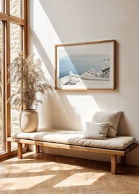 Fotografi av vitkalkade terrasser mot blått hav, Santorini-8
