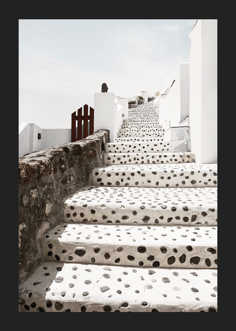 Fehér pöttyös lépcsők fényképe Oiában, Santorini szigetén-12