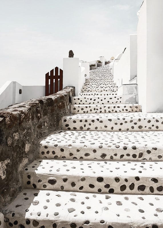Fotografia de escadas com pontos brancos em Oia, Santorini-12