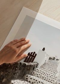 Fotografia de escadas com pontos brancos em Oia, Santorini-9